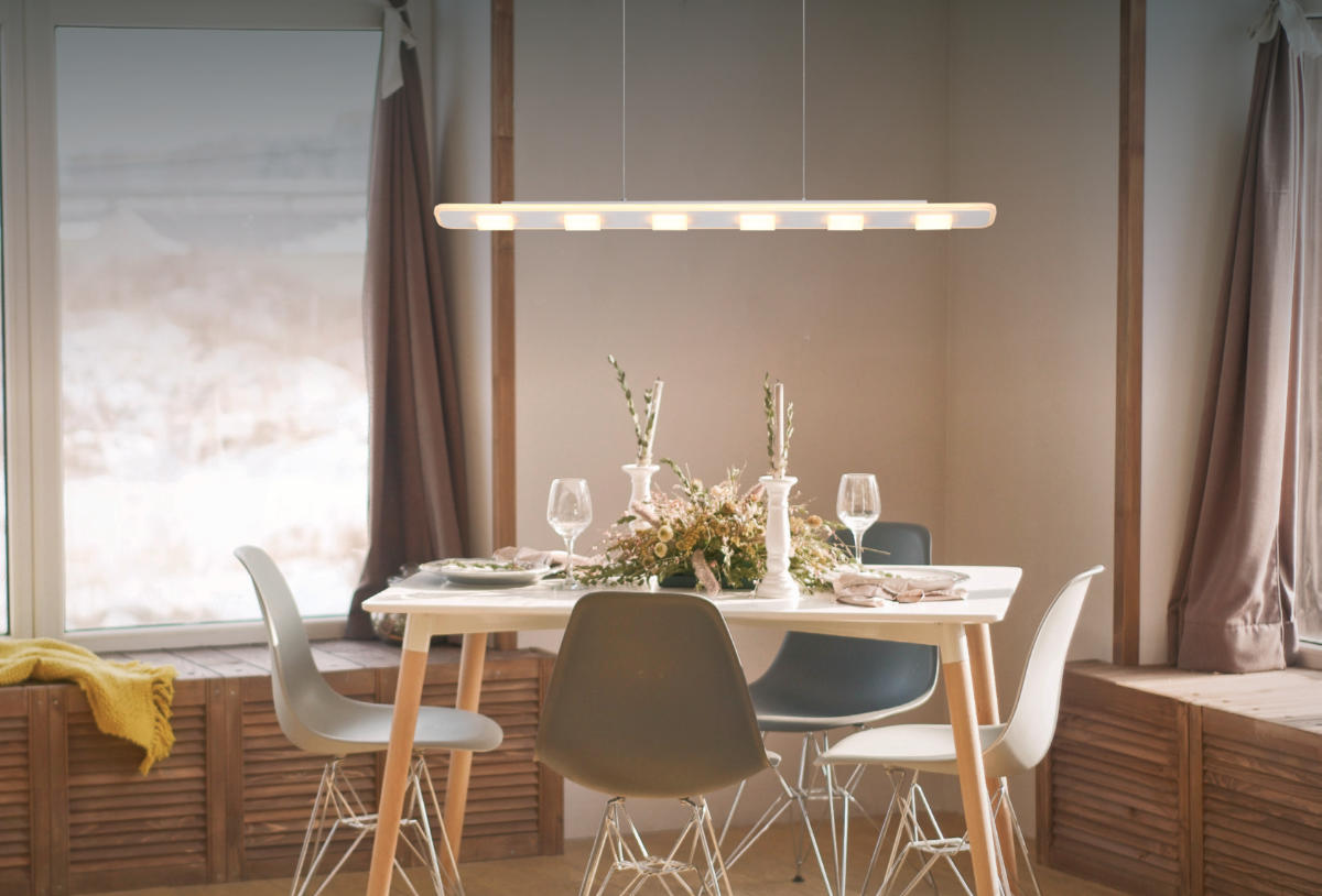 Lámpara de techo Alchemy diseñado por Iseecows studio, regulable con interuptor de pared. Lámpara con iluminación LED de 88W en luz cálida (3000K).